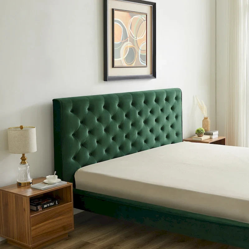 Lit plateforme en velours de style moderne du milieu du siècle, tête de lit capitonnée vert foncé, cadre solide