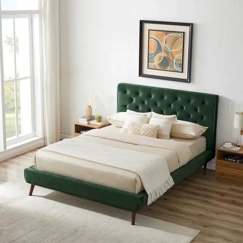 Lit plateforme en velours de style moderne du milieu du siècle, tête de lit capitonnée vert foncé, cadre solide