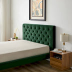Lit plateforme en velours de style moderne du milieu du siècle, tête de lit capitonnée vert foncé, cadre solide