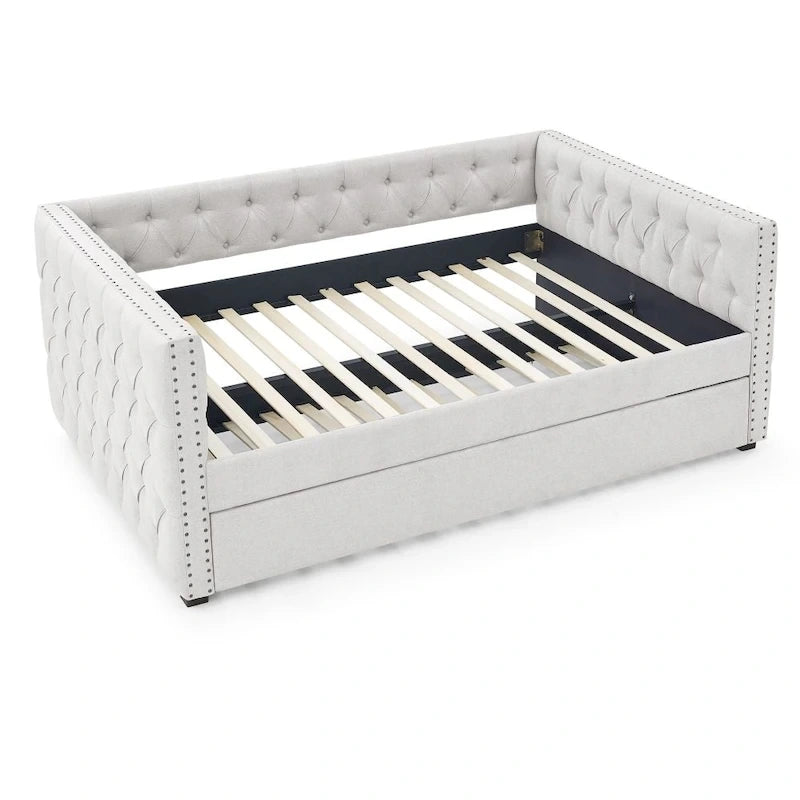 Lit de repos double avec lit gigogne, canapé-lit capitonné, avec boutons et clous en cuivre sur les accoudoirs carrés