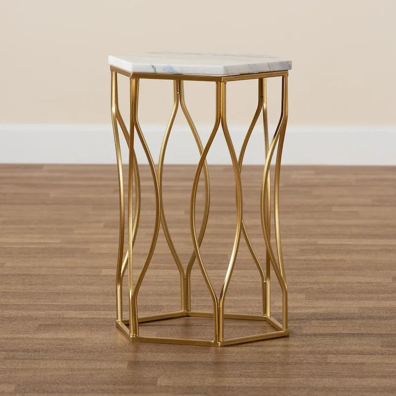 Table d'appoint moderne hexagonale avec plateau en marbre, base en métal ajouré au design géométrique, hauteur 53 cm, entièrement assemblée
