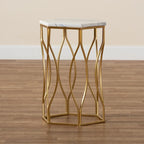 Table d'appoint moderne hexagonale avec plateau en marbre, base en métal ajouré au design géométrique, hauteur 53 cm, entièrement assemblée