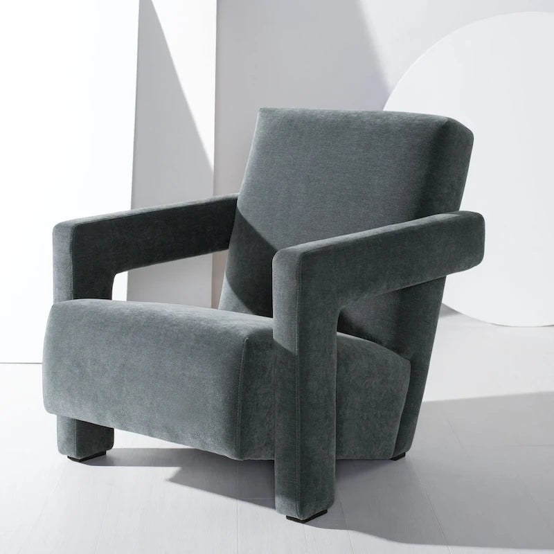 Fauteuil d'appoint moderne en velours, entièrement rembourré, avec dossier incliné, d'inspiration milieu de siècle.