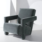 Fauteuil d'appoint moderne en velours, entièrement rembourré, avec dossier incliné, d'inspiration milieu de siècle.
