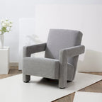 Fauteuil d'appoint moderne en velours, entièrement rembourré, avec dossier incliné, d'inspiration milieu de siècle.