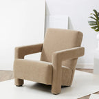 Fauteuil d'appoint moderne en velours, entièrement rembourré, avec dossier incliné, d'inspiration milieu de siècle.