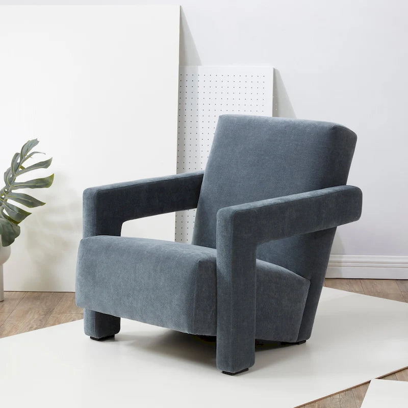 Fauteuil d'appoint moderne en velours, entièrement rembourré, avec dossier incliné, d'inspiration milieu de siècle.