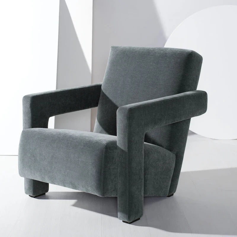 Fauteuil d'appoint moderne en velours, entièrement rembourré, avec dossier incliné, d'inspiration milieu de siècle.