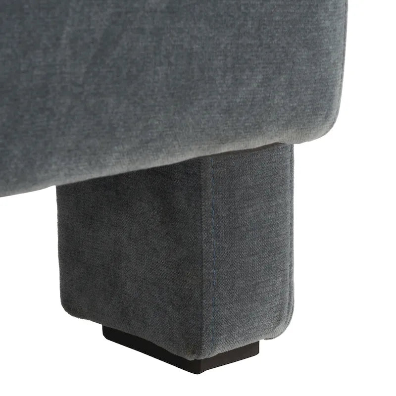 Fauteuil d'appoint moderne en velours, entièrement rembourré, avec dossier incliné, d'inspiration milieu de siècle.