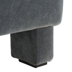 Fauteuil d'appoint moderne en velours, entièrement rembourré, avec dossier incliné, d'inspiration milieu de siècle.
