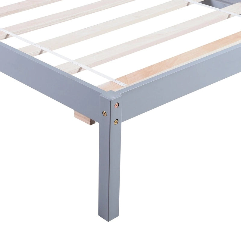 Lit plateforme en bois avec tête de lit