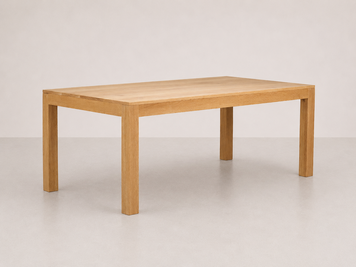 Table de salle à manger en chêne massif avec pieds classiques