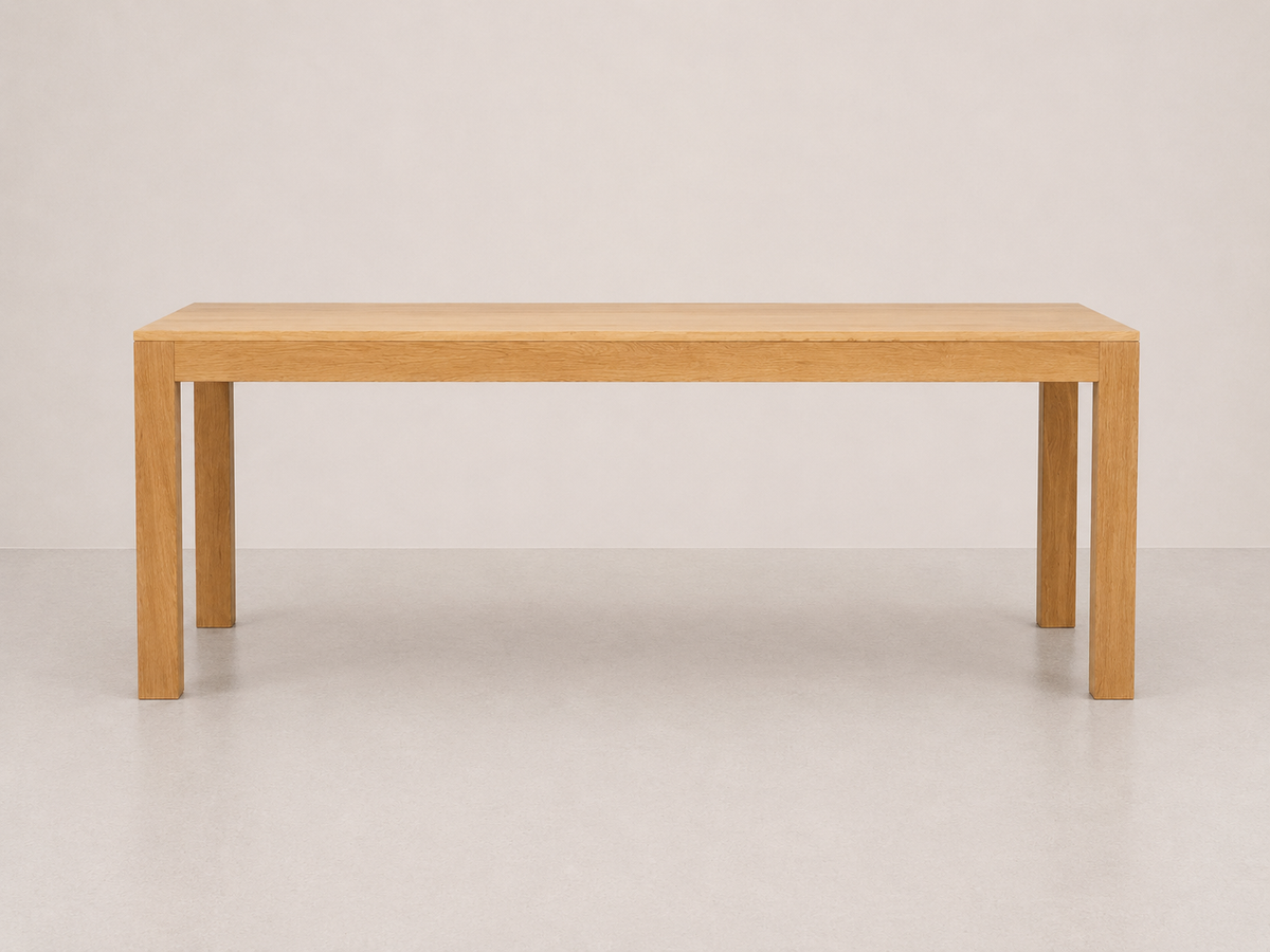 Table de salle à manger en chêne massif avec pieds classiques
