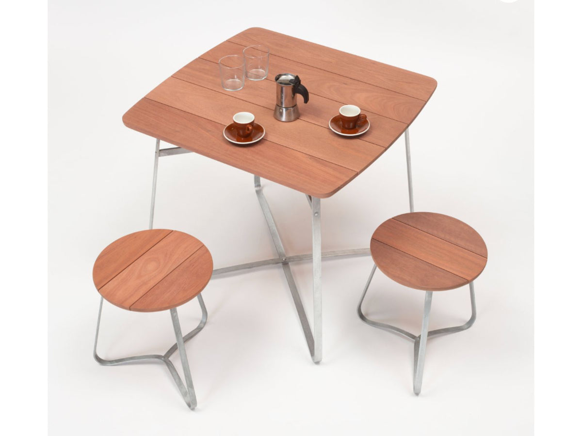 Table carrée en bois et acier